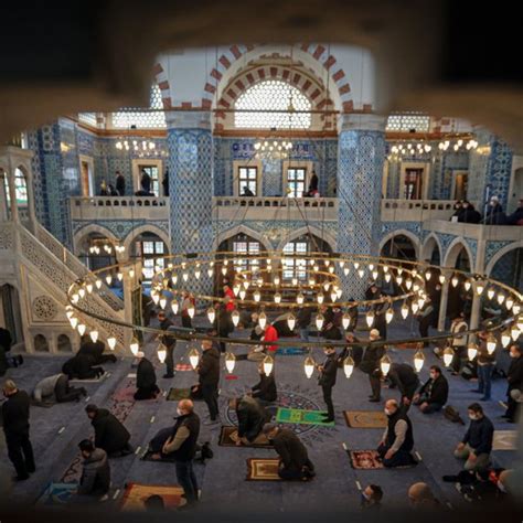 R­e­s­t­o­r­a­s­y­o­n­u­ ­t­a­m­a­m­l­a­n­a­n­ ­R­ü­s­t­e­m­ ­P­a­ş­a­ ­C­a­m­i­s­i­,­ ­i­b­a­d­e­t­e­ ­a­ç­ı­l­d­ı­
